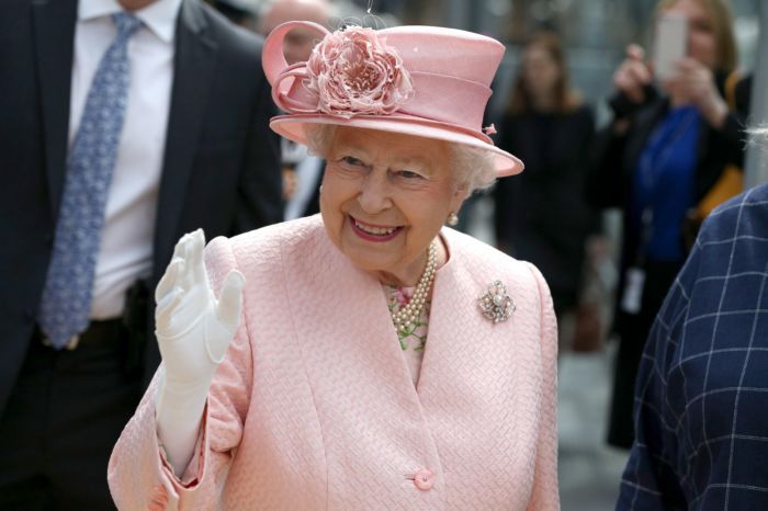 Alarma en la familia real británica porque un guardaespaldas de Isabel II tiene covid-19