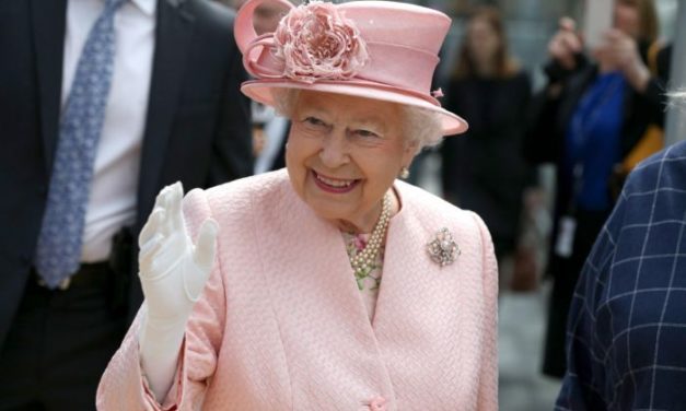 Alarma en la familia real británica porque un guardaespaldas de Isabel II tiene covid-19